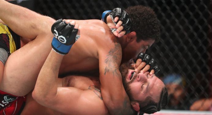 Durinho acusa Masvidal de usar ‘malandragem’ para evitar finalização no UFC 287