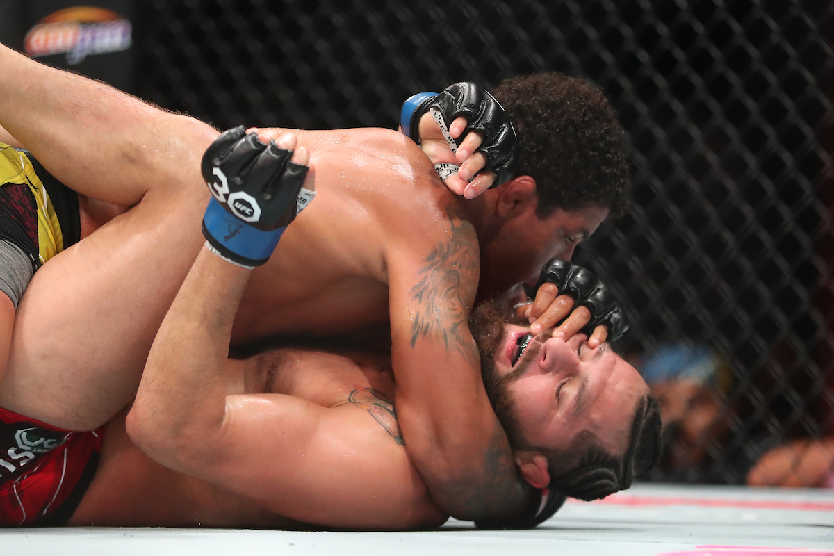 Gilbert Durinho tenta trabalhar seu jiu-jitsu por cima de Jorge Masvidal no co-main event do UFC 287.