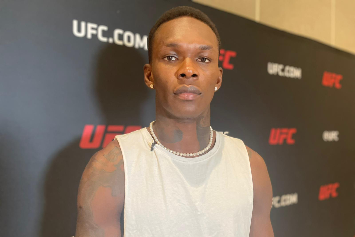 Israel Adesanya posa após entrevista exclusiva na semana pré-luta do UFC 287.