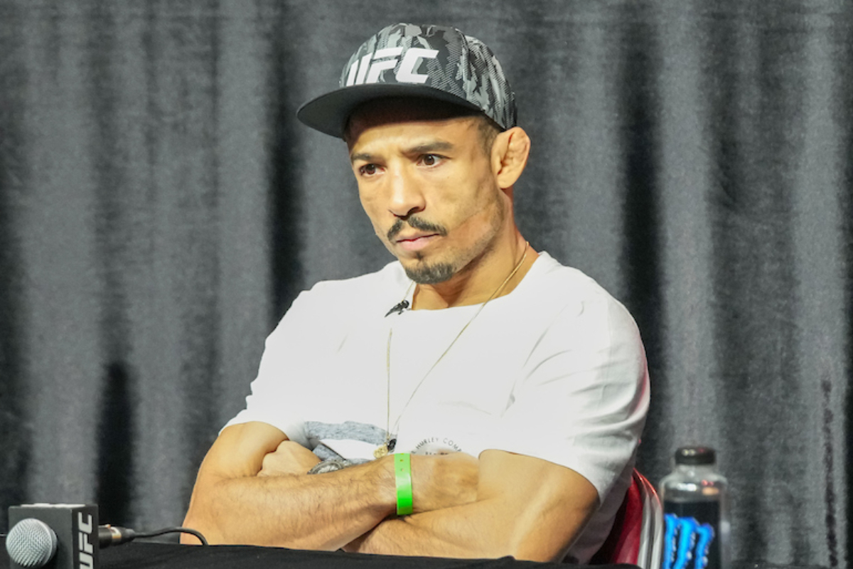José Aldo com semblante sério durante coletiva de imprensa do UFC 265.