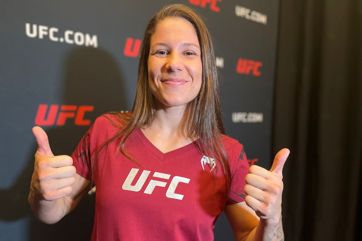 Karol Rosa posa para foto durante o media day do UFC Vegas 71.