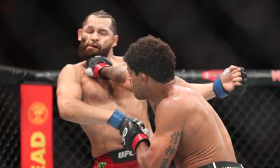 Gilbert Durinho acerta soco em Jorge Masvidal em luta vencida pelo brasileiro no card do UFC 287.