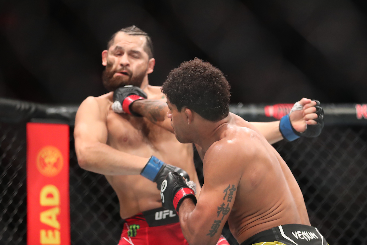 Gilbert Durinho acerta soco em Jorge Masvidal em luta vencida pelo brasileiro no card do UFC 287.