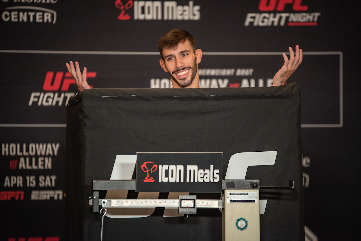 Matheus Nicolau brinca após precisar do biombo para bater o peso na pesagem do UFC Kansas City.