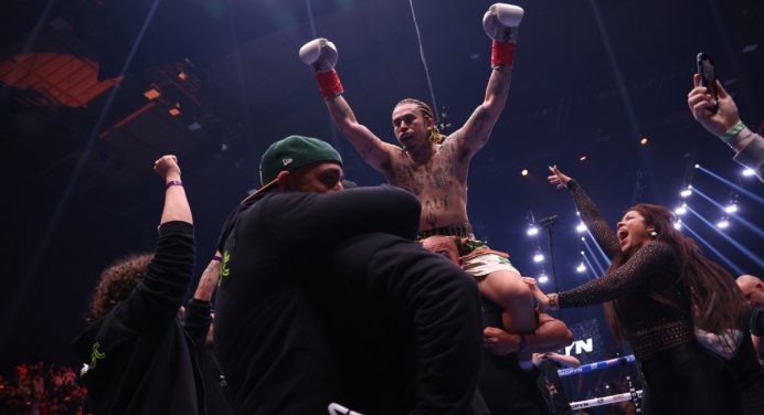 Whindersson Nunes nocauteia rival e levanta a torcida em torneio de boxe; veja