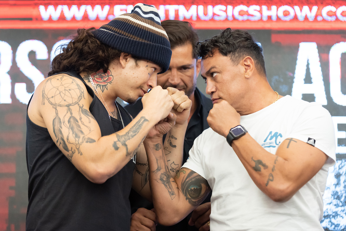 Whindersson Nunes e Acelino Popó Freitas fazem encarada antes do duelo de boxe promovido pelo evento brasileiro Fight Music Show.