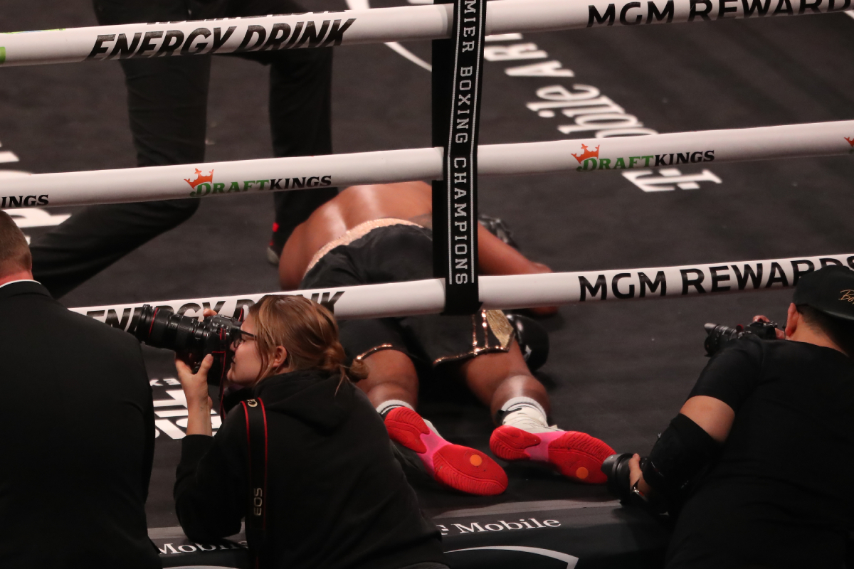 Yamaguchi Falcão na lona após ser nocauteado por David Morrell na disputa pelo título dos supermédios da WBA.