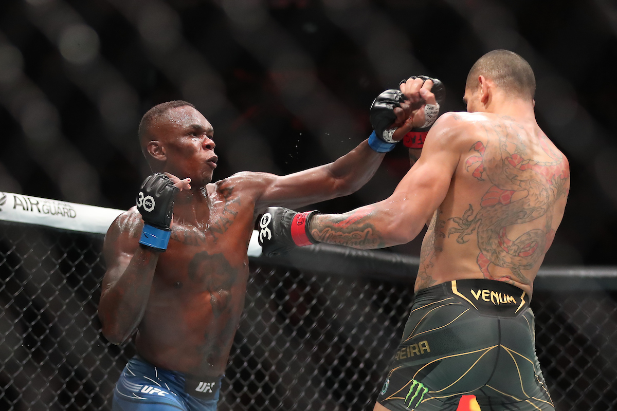 Israel Adesanya desfere soco em Alex Poatan, em revanche protagonizada no UFC 287