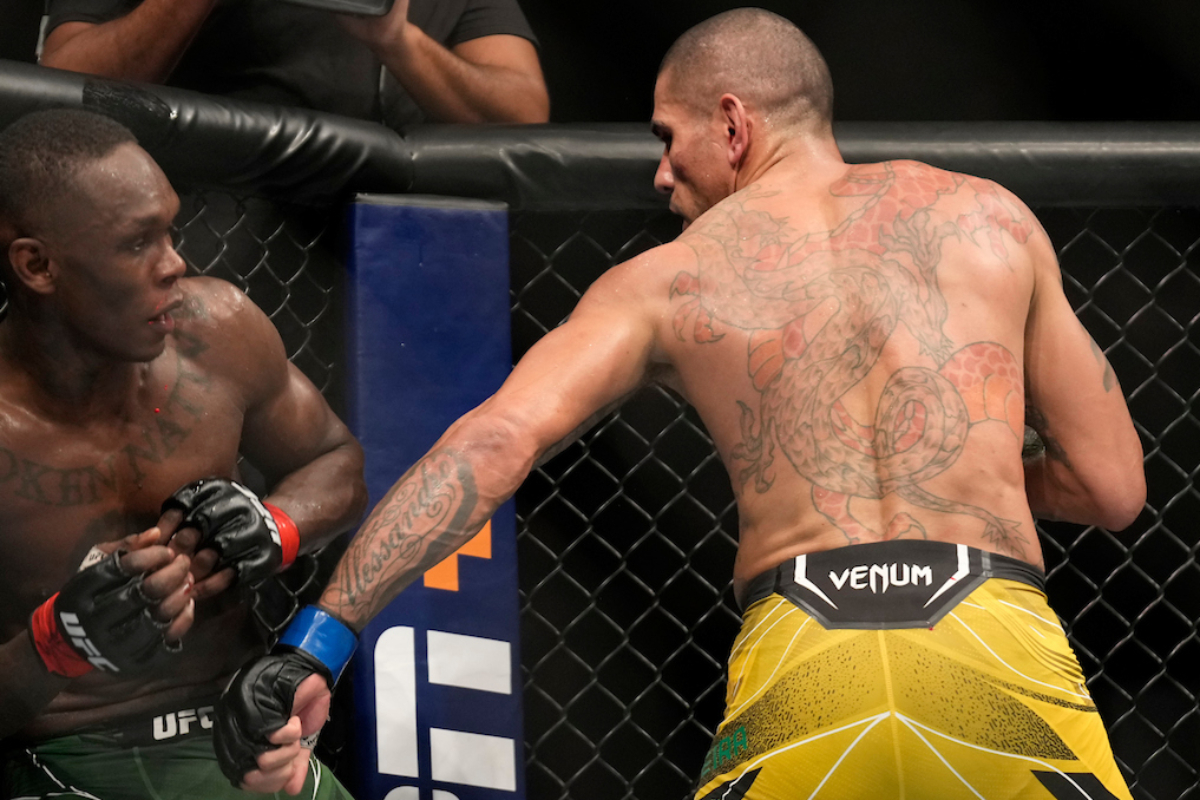 Alex Poatan ataca Israel Adesanya com sequência de golpes no UFC 281