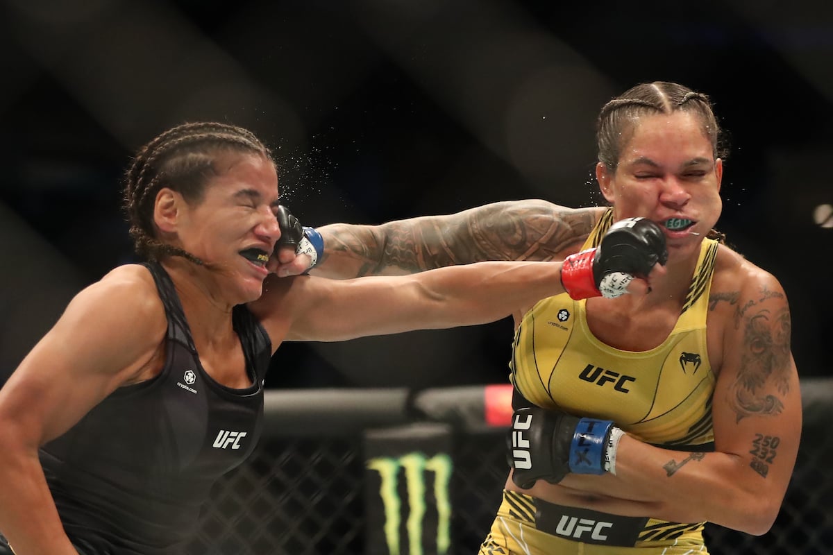 Julianna Peña e Amanda Nunes trocam socos em revanche protagonizada no UFC 277