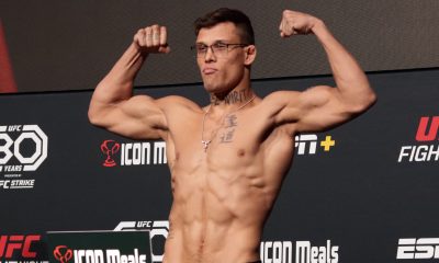 Caio Borralho posa para fotos após bater o peso no UFC Vegas 72