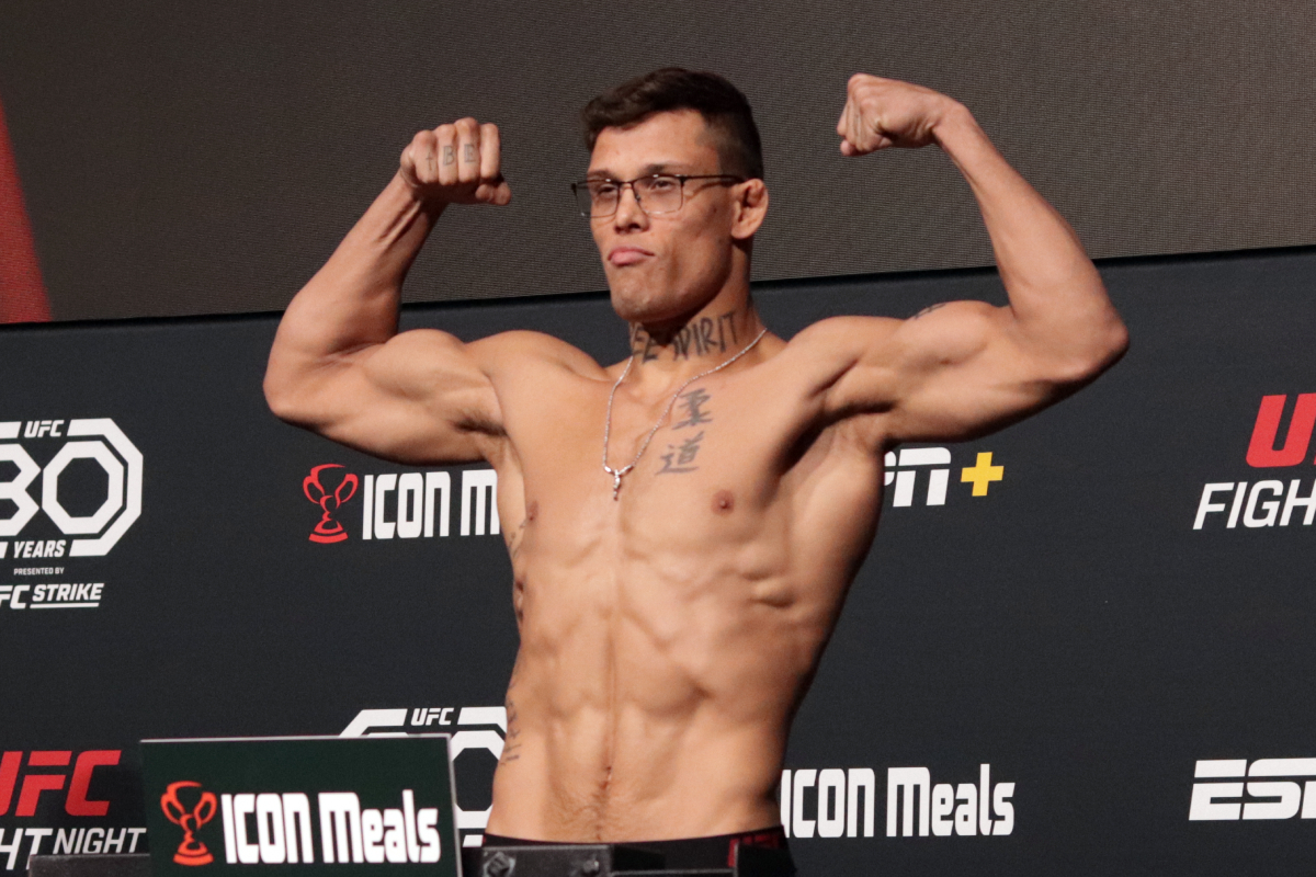 Caio Borralho posa para fotos após bater o peso no UFC Vegas 72