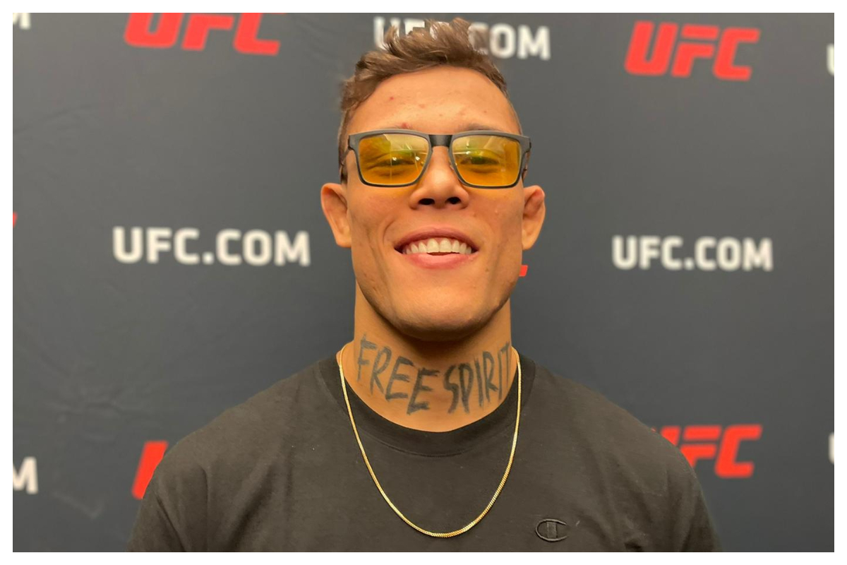 De óculos e cordão amarelo, Caio Borralho conversa com a imprensa no media day do UFC Vegas 72