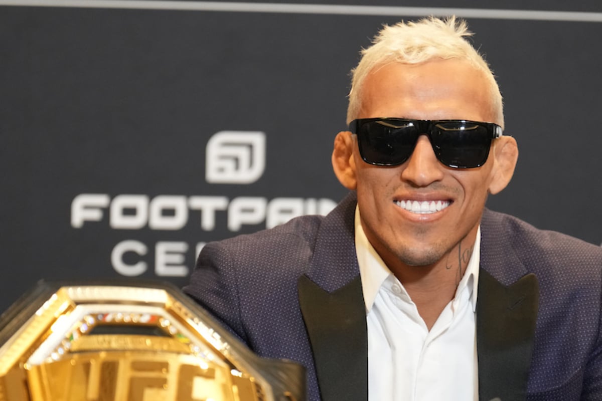 Sorridente e de óculos escuros, Charles Do Bronx atende a imprensa no UFC 274