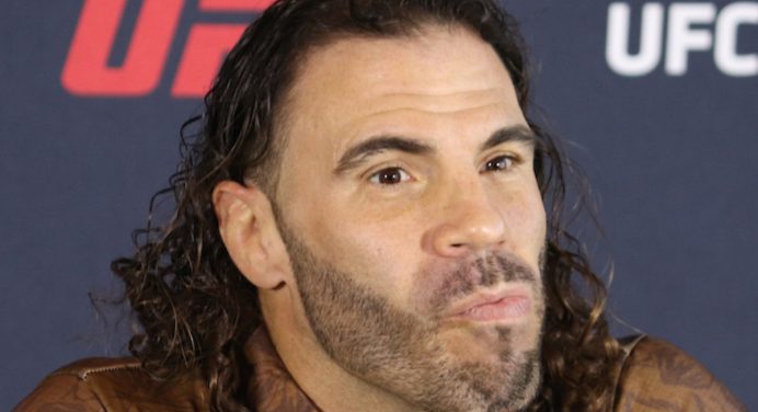 Irritado! Dana White critica lutador que simulou aposentadoria no UFC Kansas City