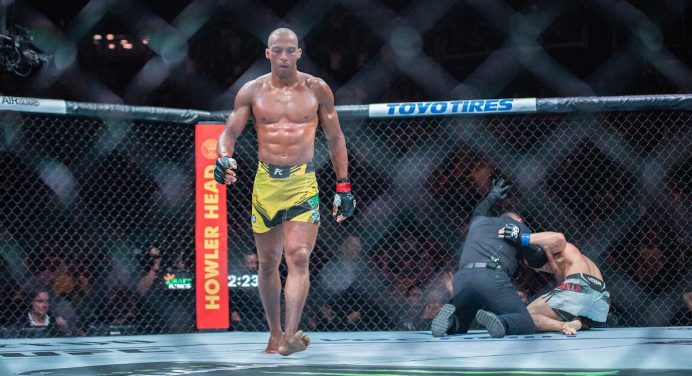 Edson Barboza aplica nocaute impressionante em rival no 1º round do UFC Kansas City
