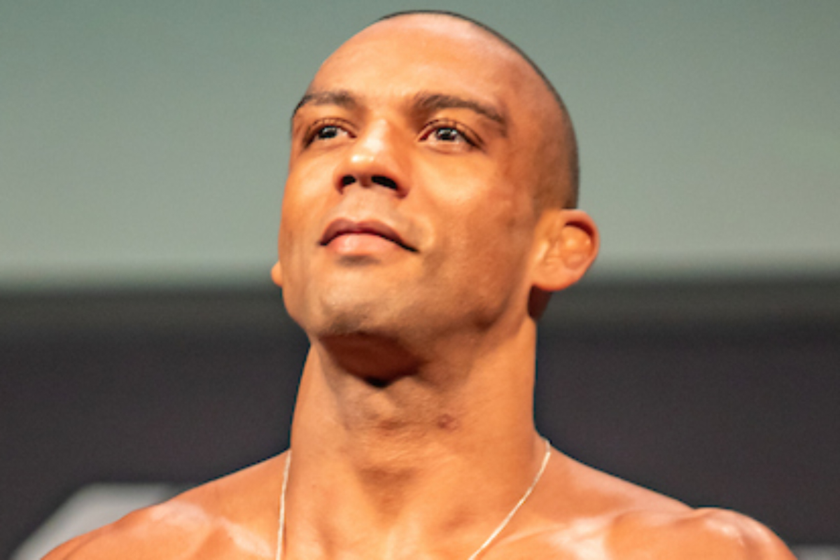 Edson Barboza posa para foto na pesagem cerimonial do UFC