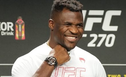 Francis Ngannou bate o peso e confirma luta com Ciryl Gane no UFC 270.