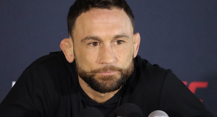 Ex-campeão do UFC, Frankie Edgar é ‘ejetado’ para fora do cage durante treino; veja