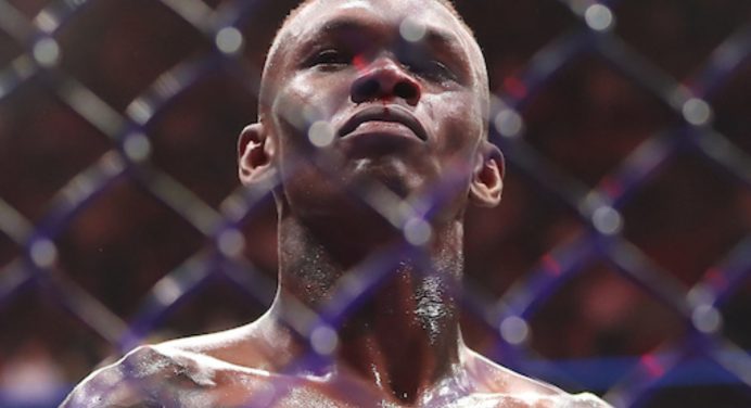 Adesanya aponta favoritismo de Whittaker, mas revela torcida por Du Plessis no UFC 290