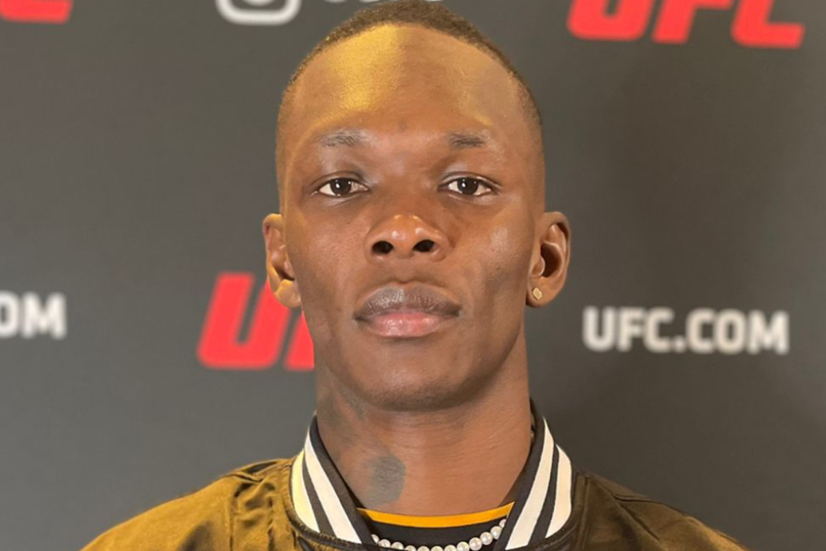 Israel Adesanya aparece em mais um media day do UFC antes de lutar.