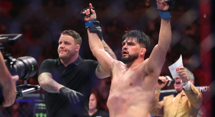 Gastelum admite alívio após vitória no UFC 287: “Meu emprego estava na reta”