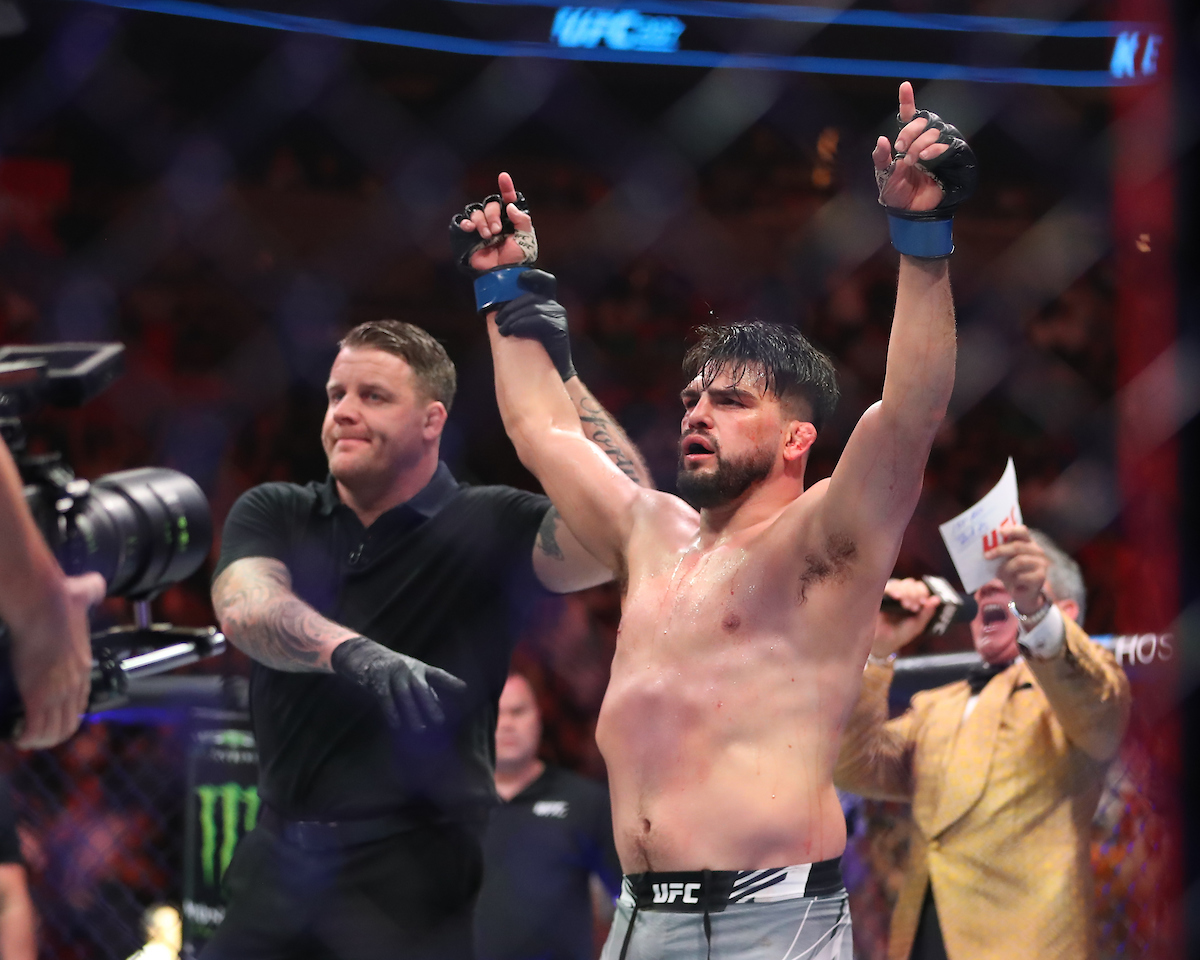 Com os braços erguidos, Kelvin Gastelum é anunciado como vencedor da luta contra Chris Curtis no UFC 287