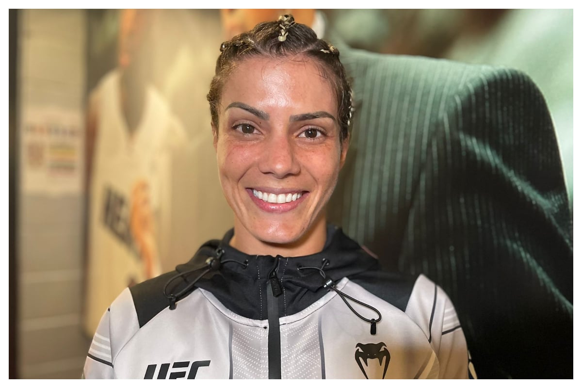 Sorridente, Luana Pinheiro atende a imprensa após sua vitória sobre Michelle Waterson no UFC 287