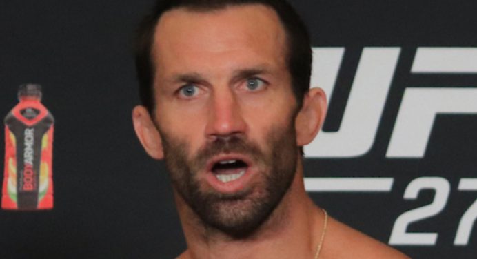 Ex-campeão do UFC, Luke Rockhold assina com o Karate Combat e estreia em abril