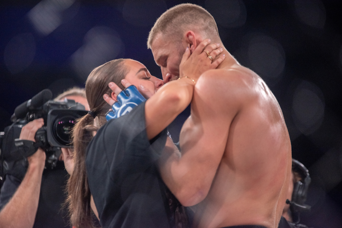 Luke Trainer e sua noiva se beijam no cage do Bellator 293