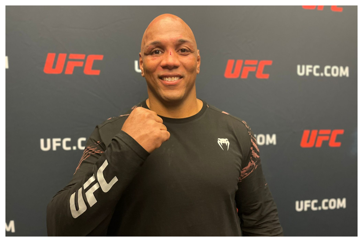 Após vencer no UFC Vegas 72, Marcos Pezão conversa com a imprensa sorridente.