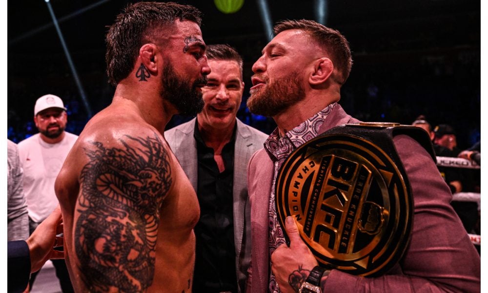 Com o cinturão do evento de boxe sem luvas no ombro, McGregor faz encarada com Mike Perry