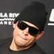De óculos escuros e touca, Nate Diaz conversa com a imprensa no UFC 263