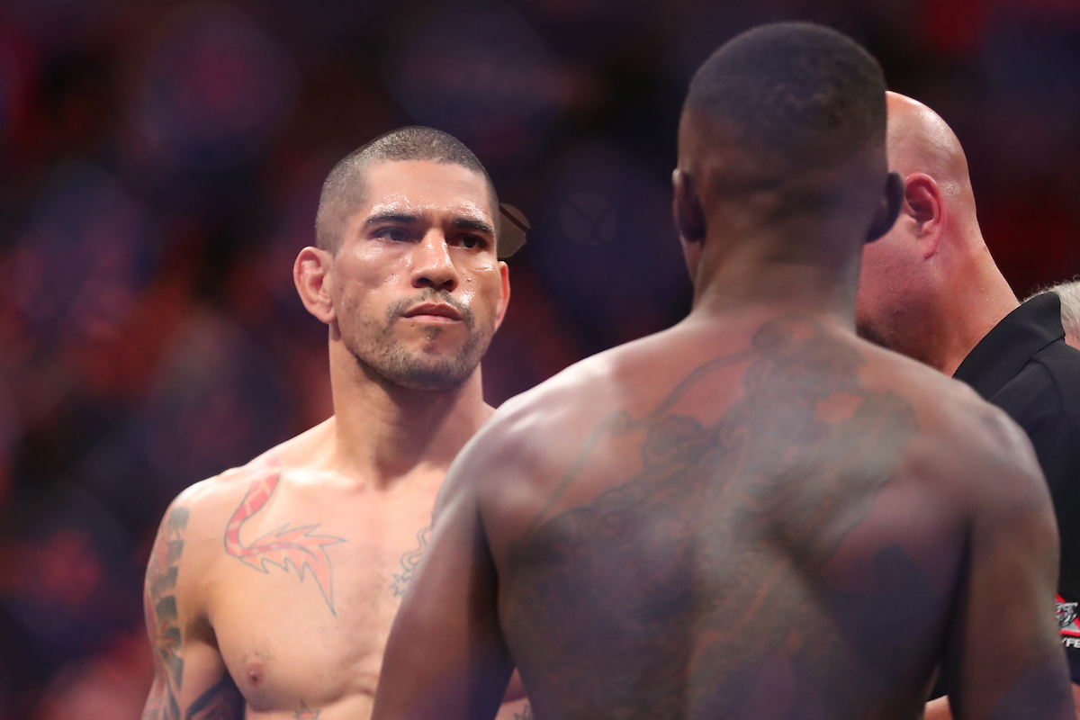 Alex Poatan e Israel Adesanya frente a frente, momento antes do confronto no UFC 287