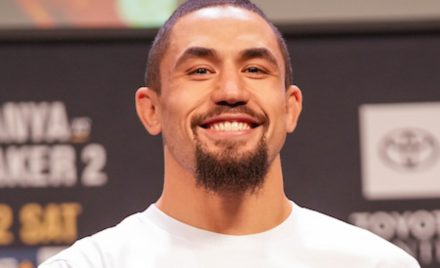 Robert Whittaker atento aos questionamentos da imprensa antes de sua segunda luta contra Israel Adesanya, no UFC 271