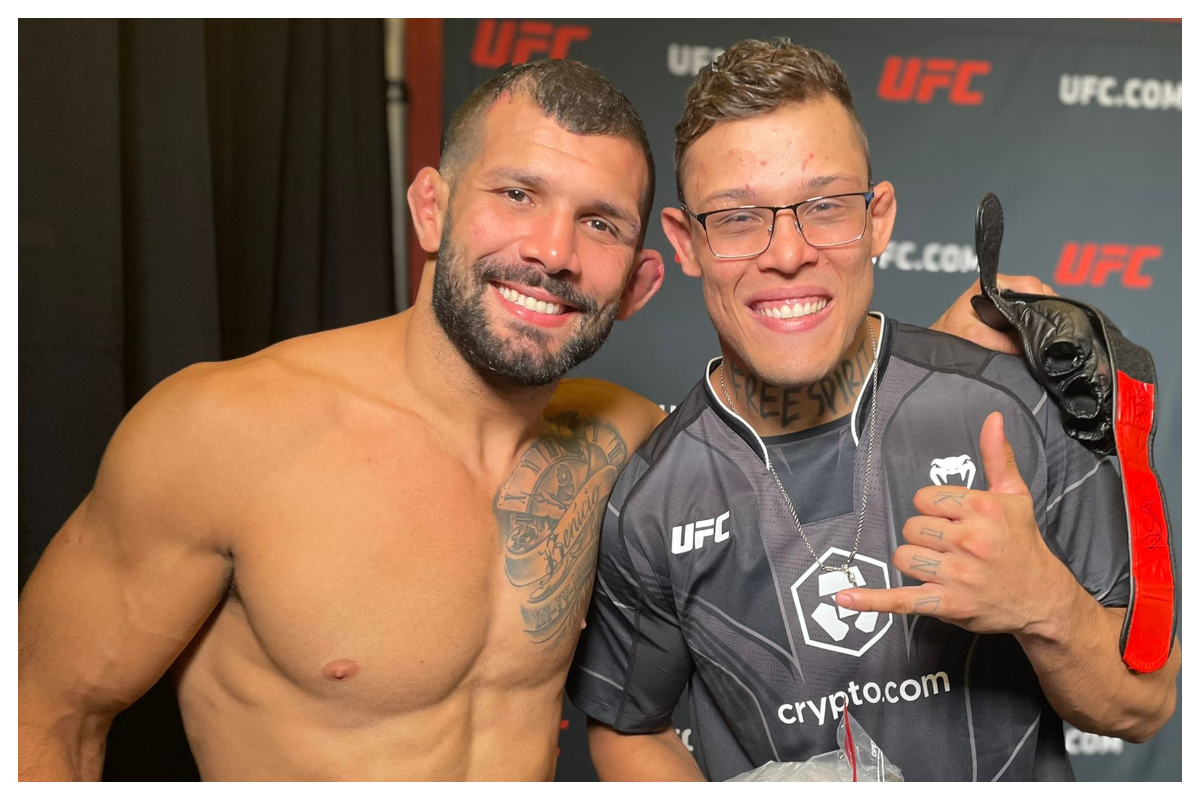 Rodolfo Vieira e Caio Borralho celebram o prêmio de bônus nos bastidores do UFC Vegas 72
