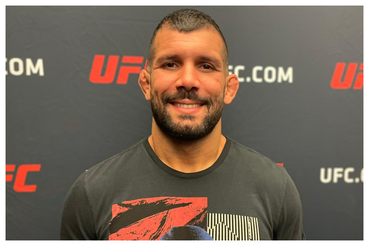 Sorridente, Rodolfo Vieira conversa com a imprensa no media day do UFC Vegas 72