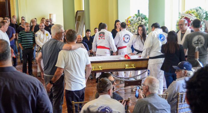 Luto! Famosos se despedem de Robson Gracie em velório no Rio de Janeiro