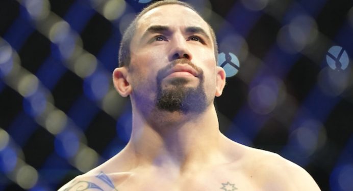 Whittaker questiona briga entre Strickland e Dricus no UFC 296: “Acho que foi encenado”