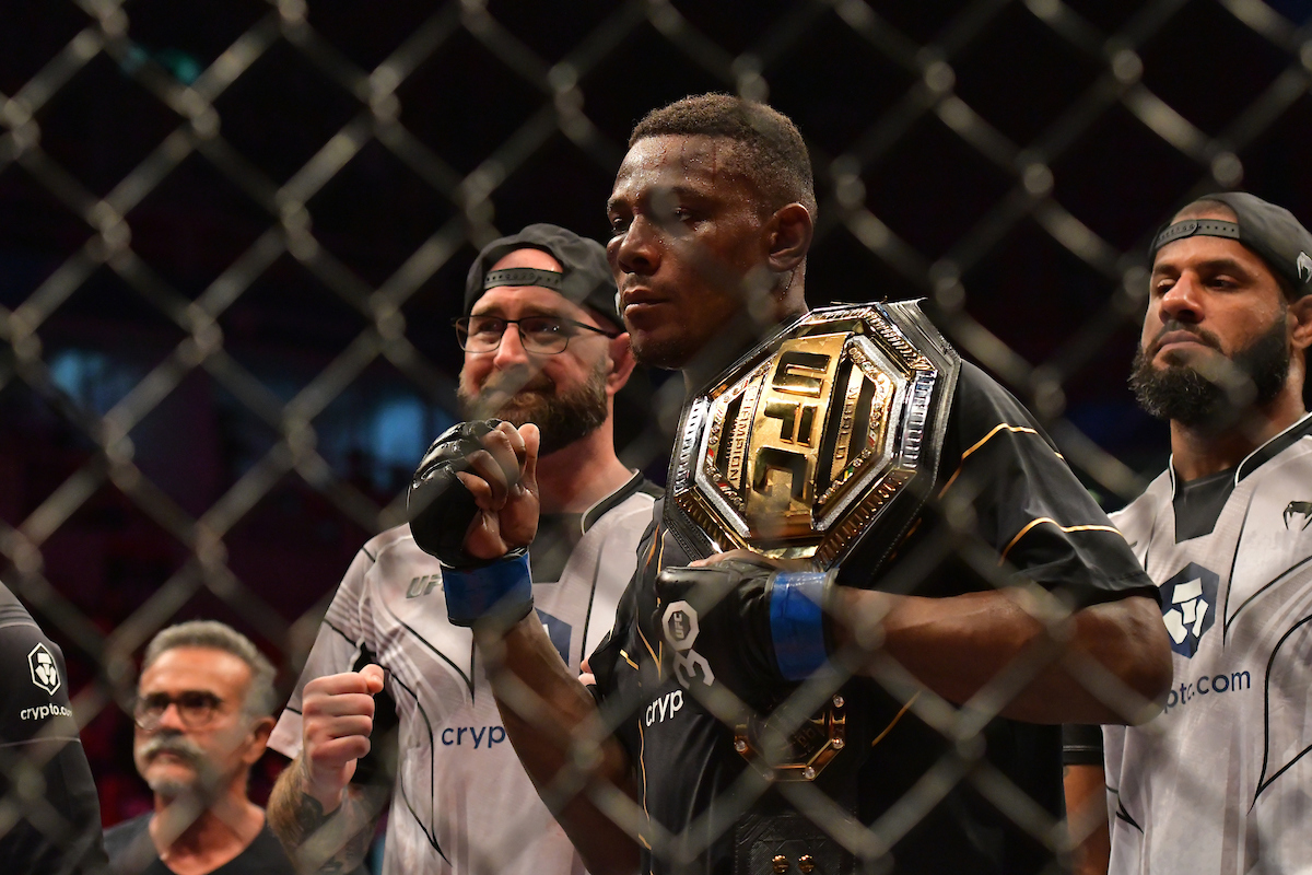 Jamahal Hill comemora a conquista do cinturão dos meio-pesados ao lado de sua equipe no UFC 283, no Rio de Janeiro.