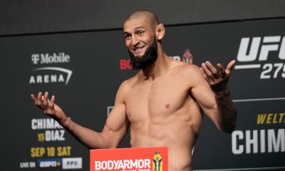 Khamzat Chimaev posa após falhar na balança da pesagem oficial do UFC 279.