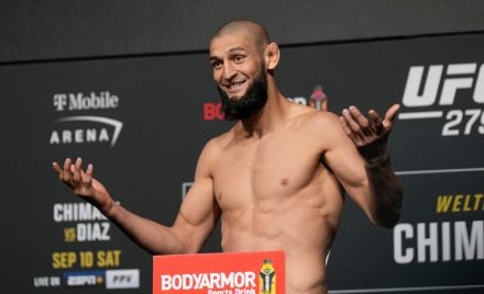 Khamzat Chimaev posa após falhar na balança da pesagem oficial do UFC 279.