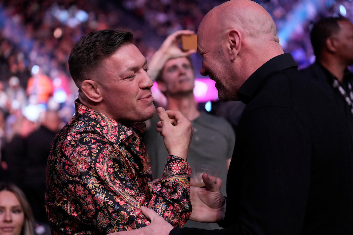 Dana White e Conor McGregor conversam durante a realização do UFC 285.