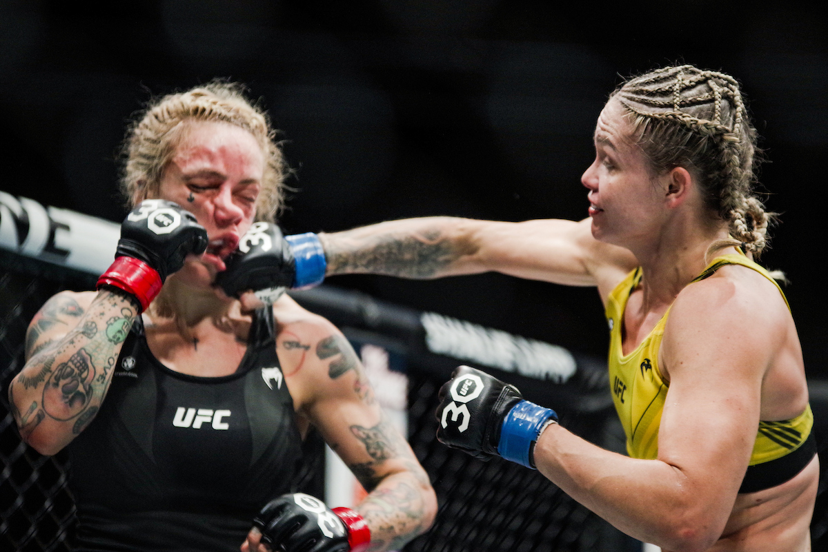 Tainara Lisboa acerta um soco durante sua luta de estreia no UFC, na qual venceu Jessica-Rose Clark por finalização.