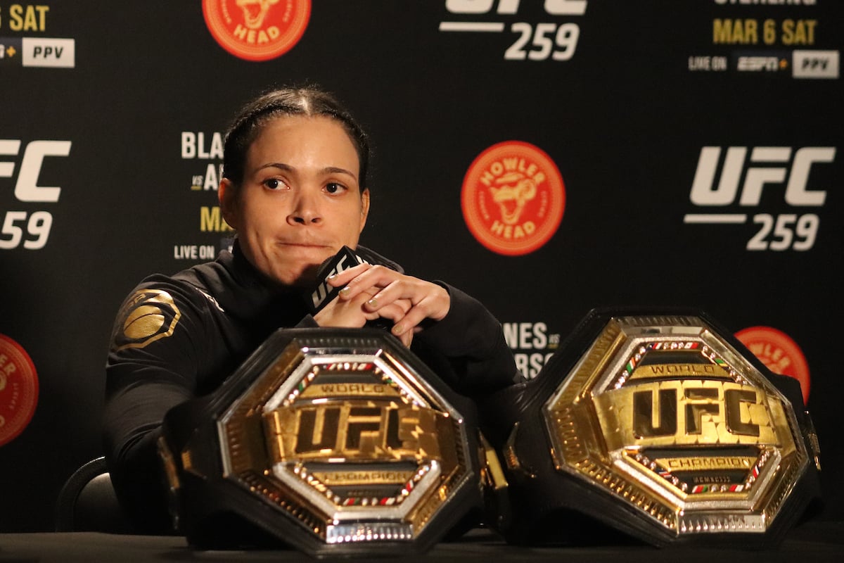 Com seus dois cinturões, Amanda Nunes conversa com a imprensa antes do UFC 259
