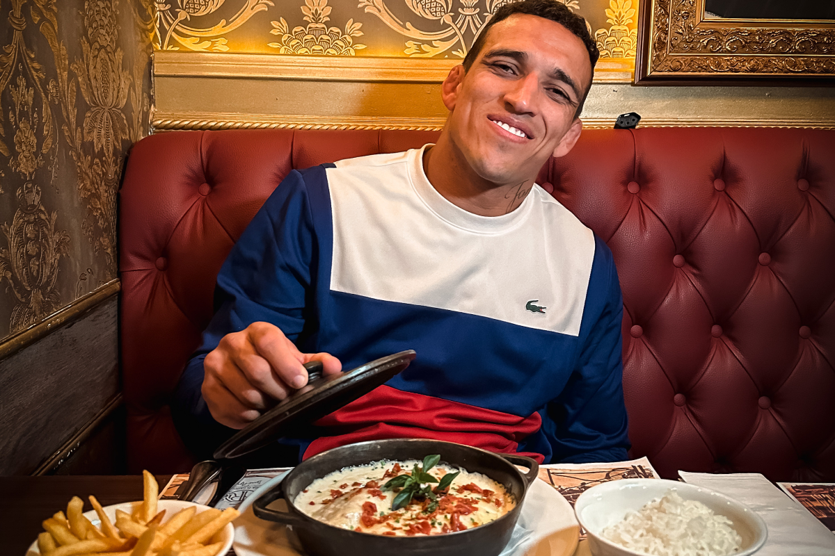 Ex-campeão do UFC, Charles Do Bronx é homenageado pela franquia de restaurantes Paris 6