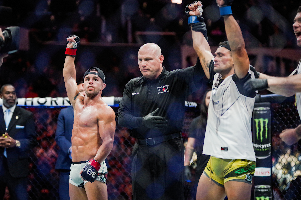 O americano chegou a levantar o braço ao final da disputa, mas saiu derrotado do UFC Charlotte.