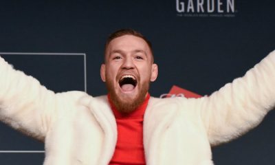 Com um casaco de pele branco, Conor McGregor rouba a cena durante coletiva de imprensa do UFC