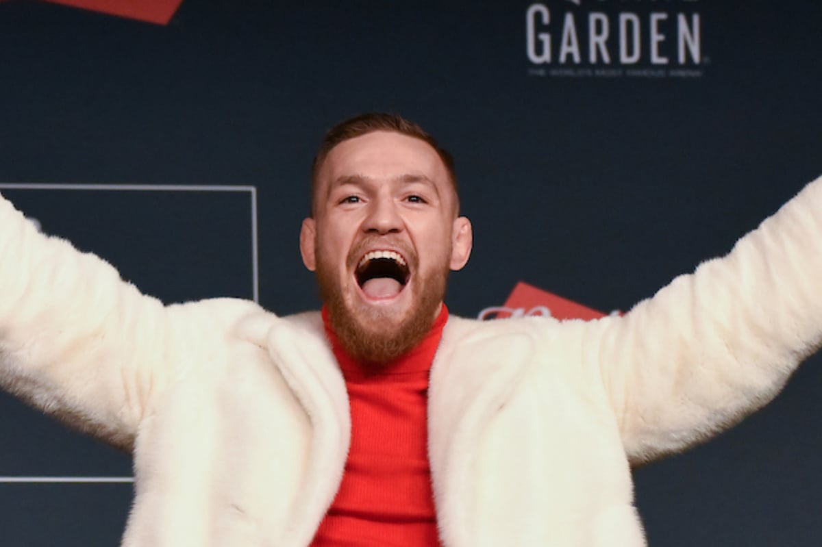 Com um casaco de pele branco, Conor McGregor rouba a cena durante coletiva de imprensa do UFC