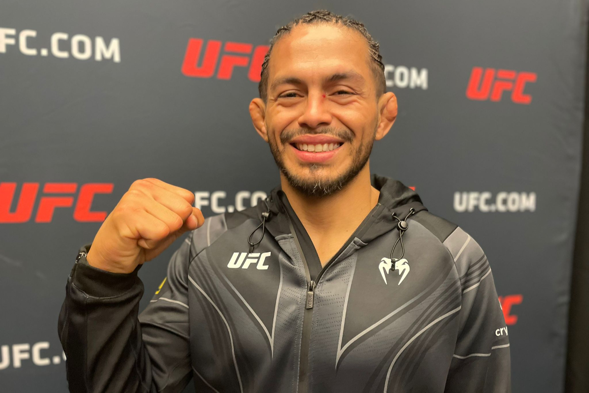 Sorridente, Diego Ferreira comemora vitória no UFC Vegas 73